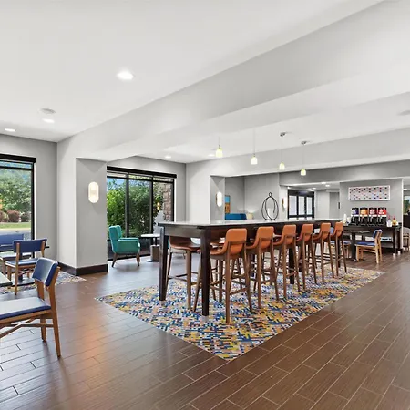 Hampton Inn Dekalb - Near The University