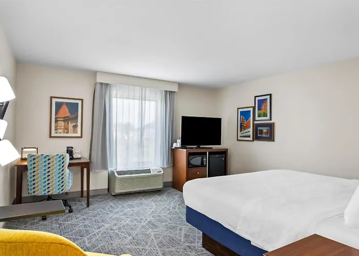 Hotel Hampton - Near The DeKalb