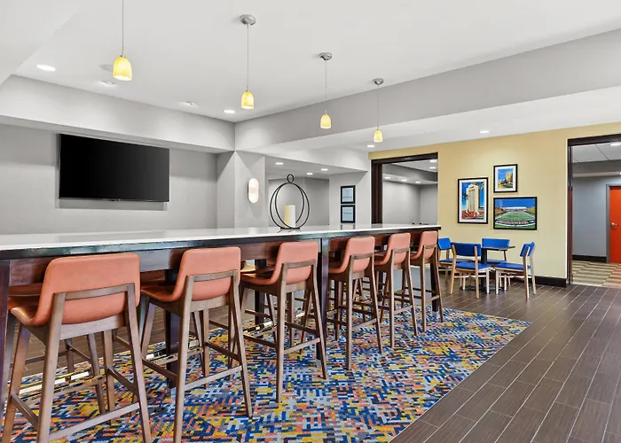 Hotel Hampton - Near The DeKalb